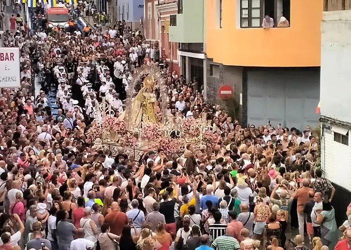 Charming 2 Apartment, 3 Beds-10 Min Walk To Canteras